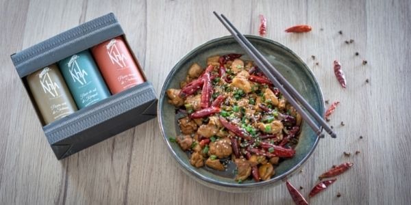 Le poulet Mala aux baies de Sichuan et Sel de Kampot by Mama Ly