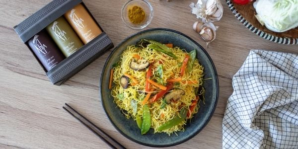 Les nouilles sautées au Curry Noir et aux légumes by Mama Ly